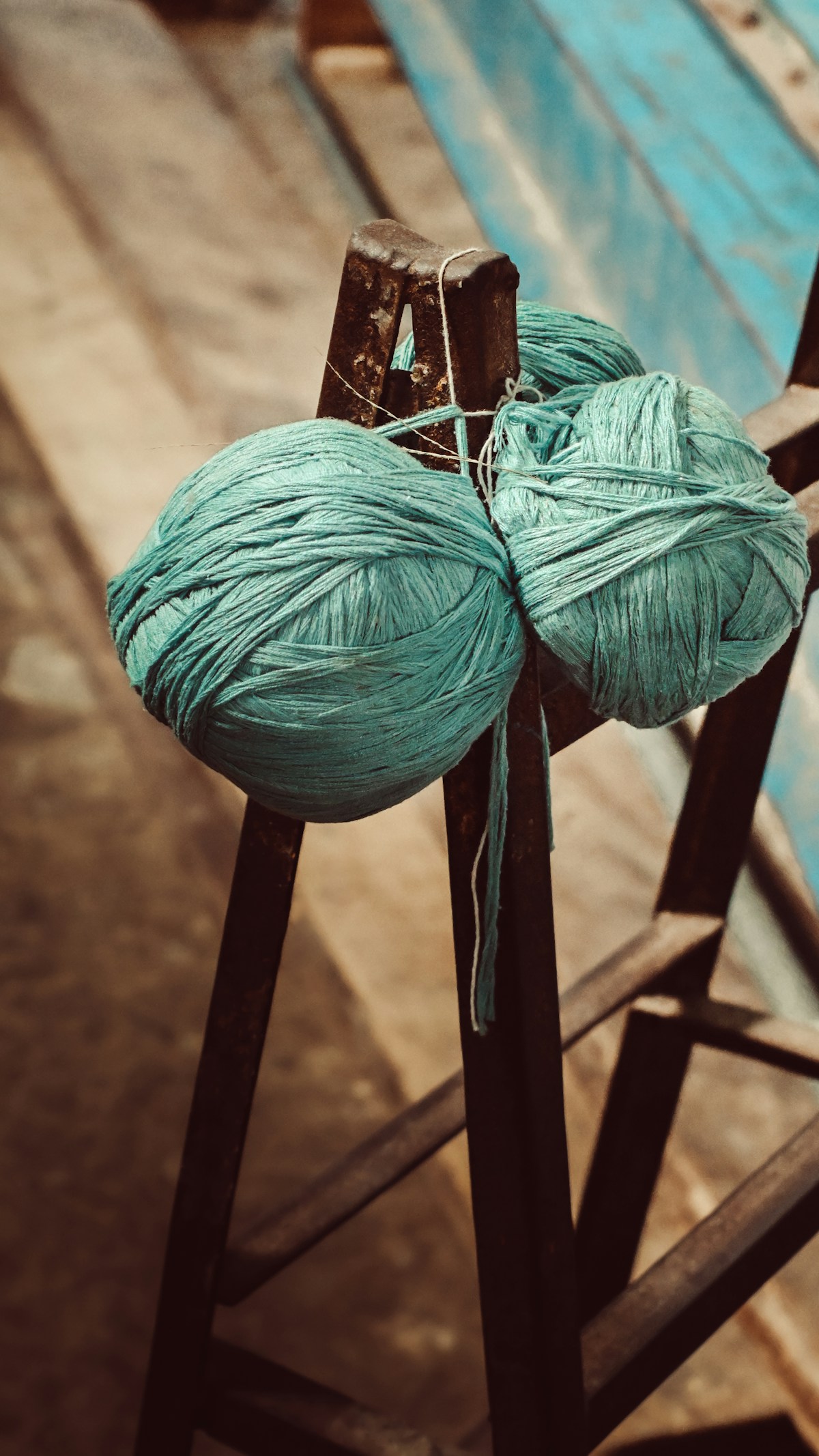 Nepalese artisan weaving cashmere